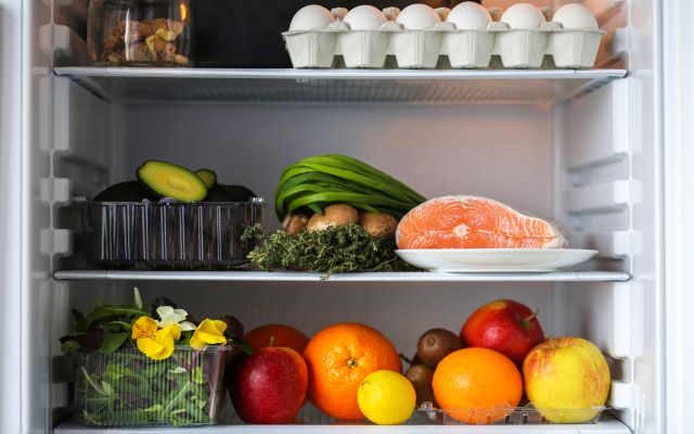 Jak uspořádat potraviny v lednici, aby vydržely co nejdéle čerstvé')